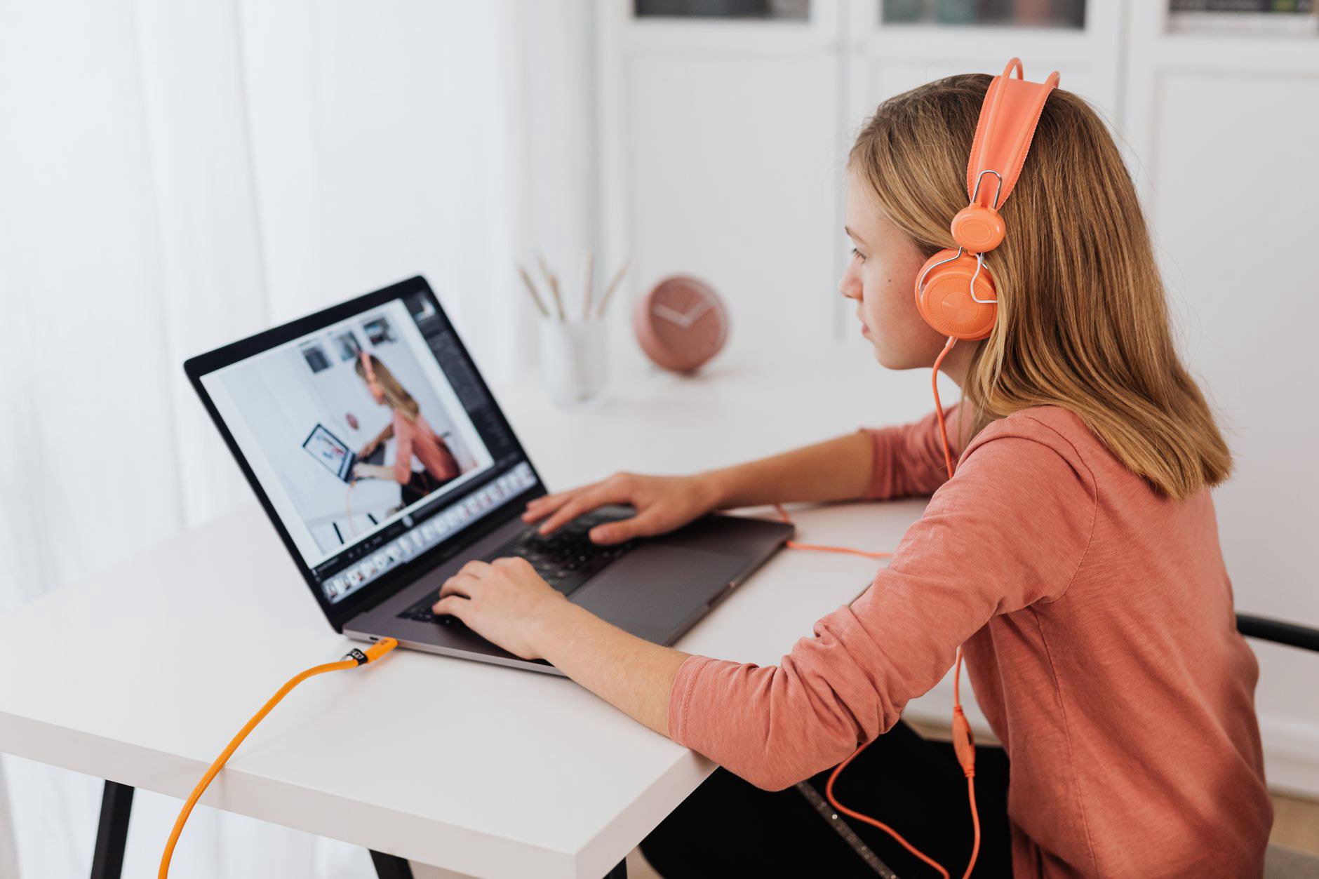 Mất cả buổi tối quay video sửa phát âm riêng cho một học viên, vài tuần sau thấy video trôi nổi trên mạng Mất cả buổi tối quay video sửa phát âm riêng cho một học viên, vài tuần sau thấy video trôi nổi trên mạng